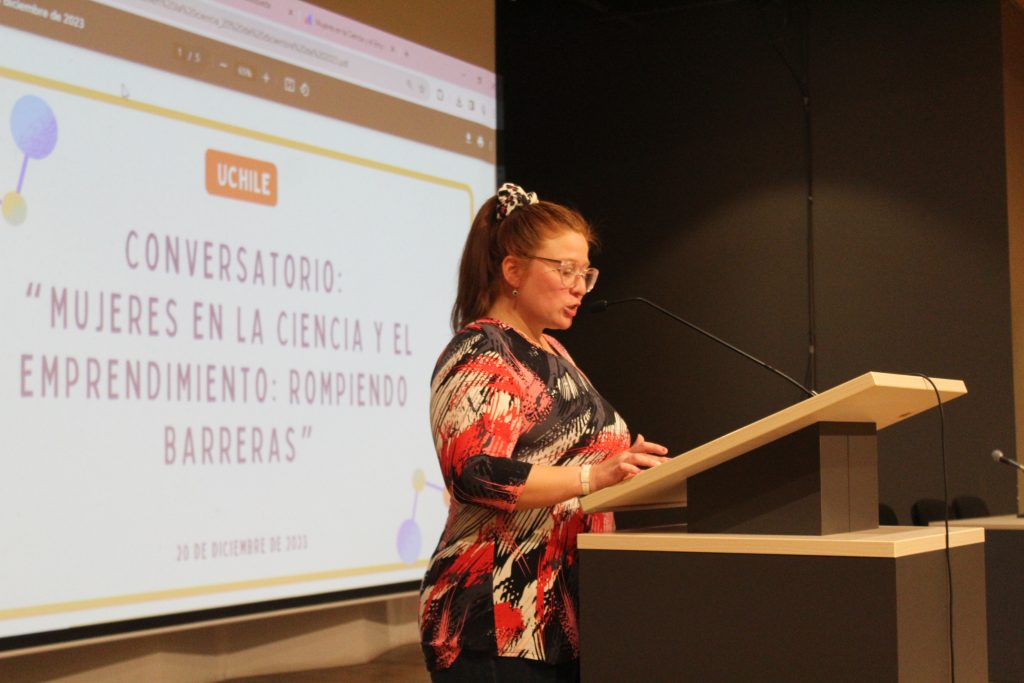 Beatriz Barra, coordinadora de Ecosistemas y Género del programa Ciencia 2030, realizó la introducción al evento y moderó el conversatorio.