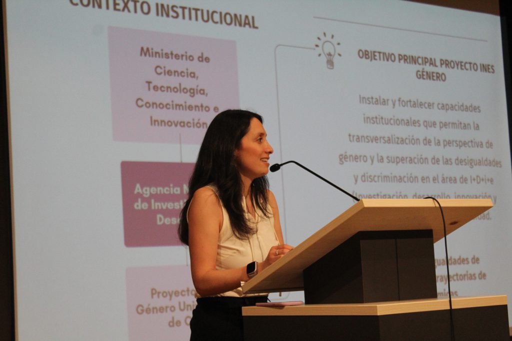 Patricia Retamal, coordinadora del Proyecto InES Género UCH, presentó los hallazgos del estudio “Desigualdades de género en las trayectorias de académicas en la Universidad de Chile”.