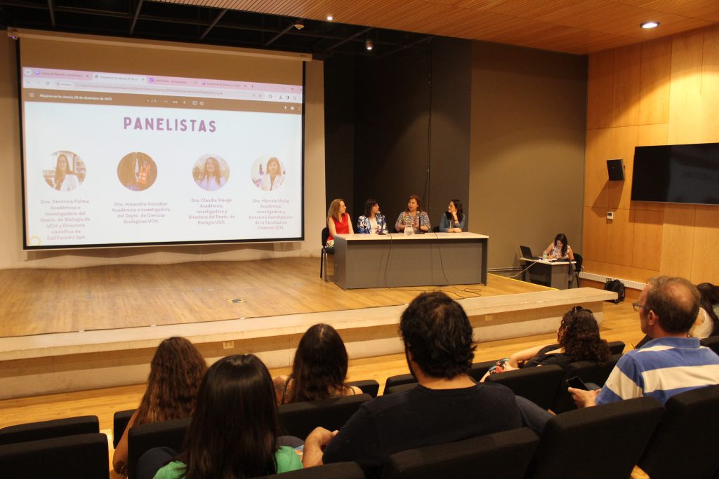 Las panelistas abordaron los desafíos y oportunidades de mujeres en la ciencia y el emprendimiento.